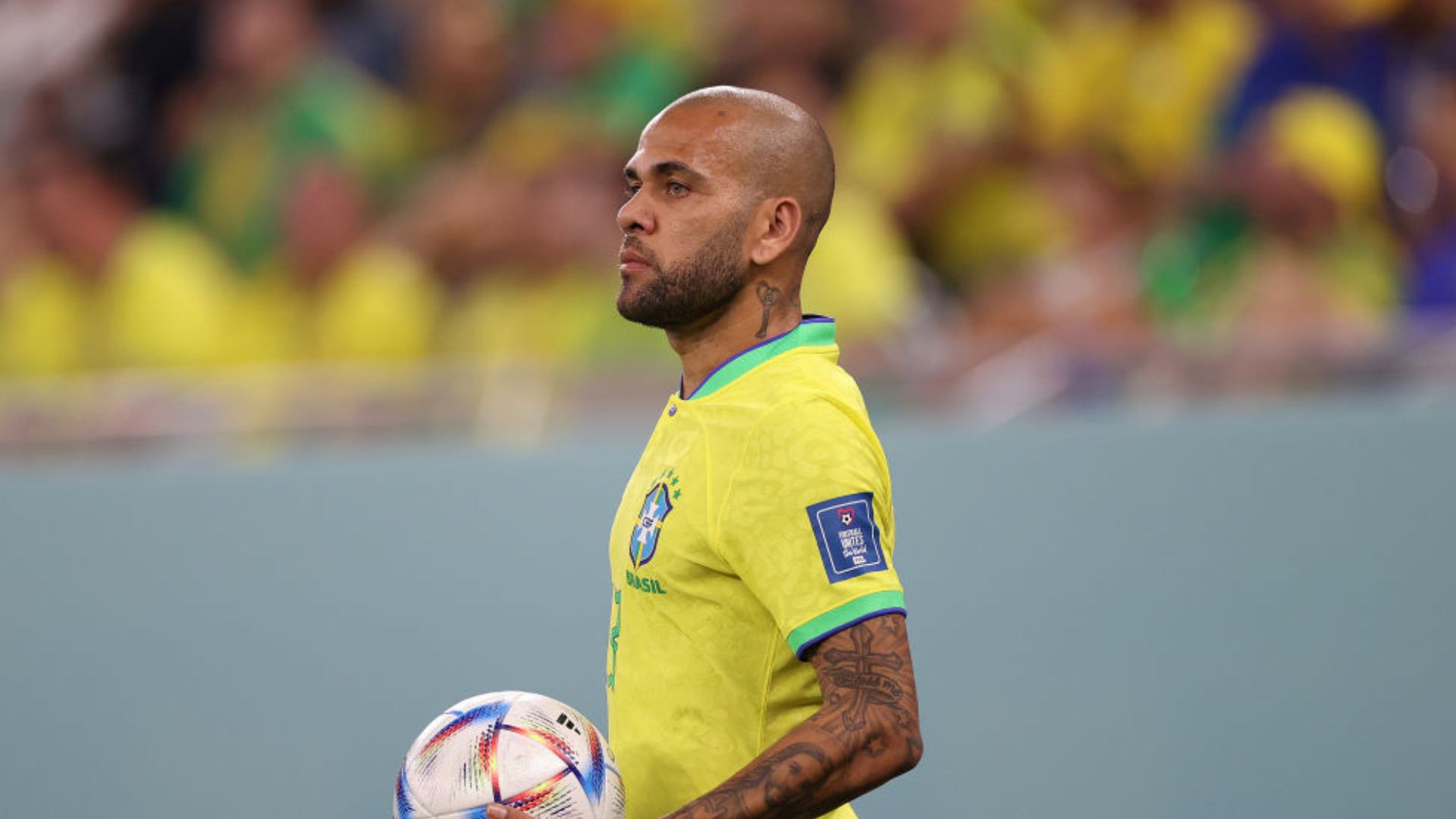 Daniel Alves em ação pelo Brasil na Copa do Mundo