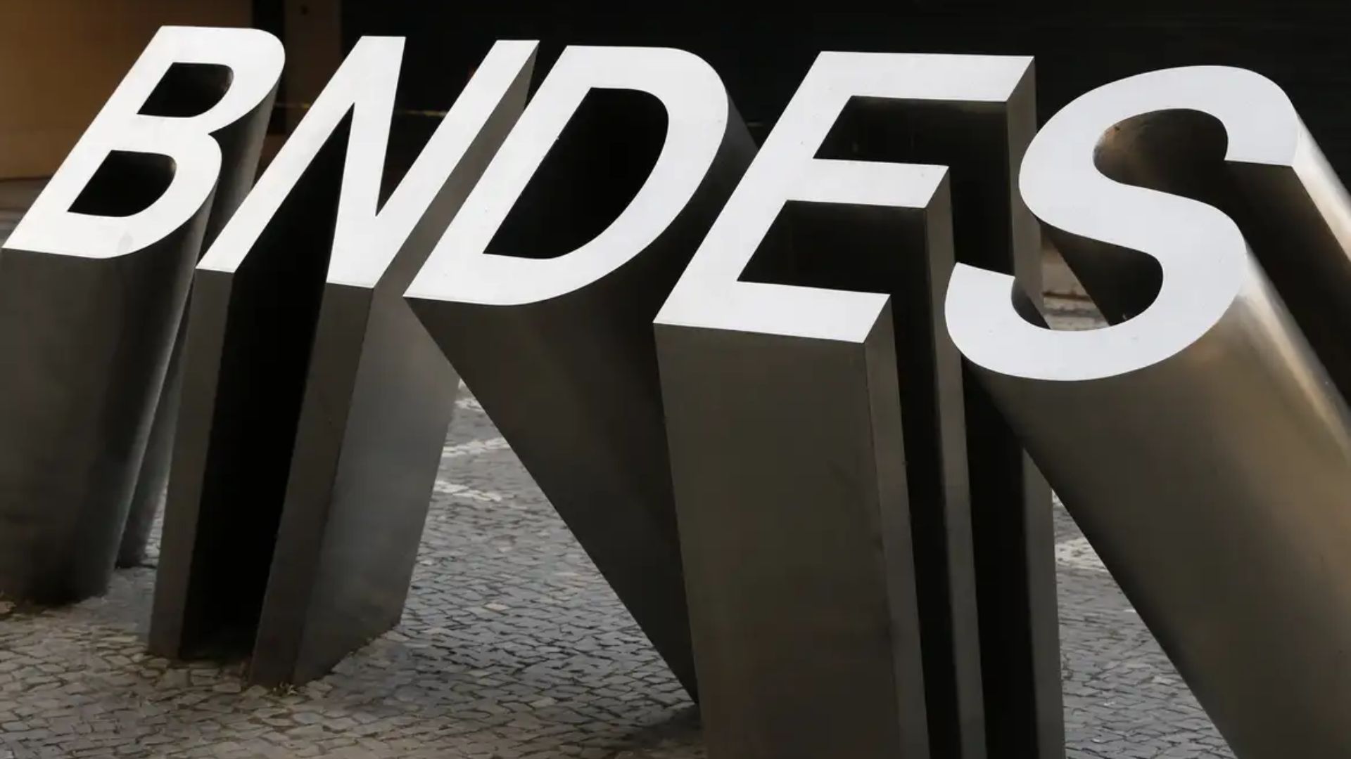 Os empregados admitidos no concurso ingressarão em novo Plano de Cargos e Salários, no cargo de analista, que exige formação em nível superior