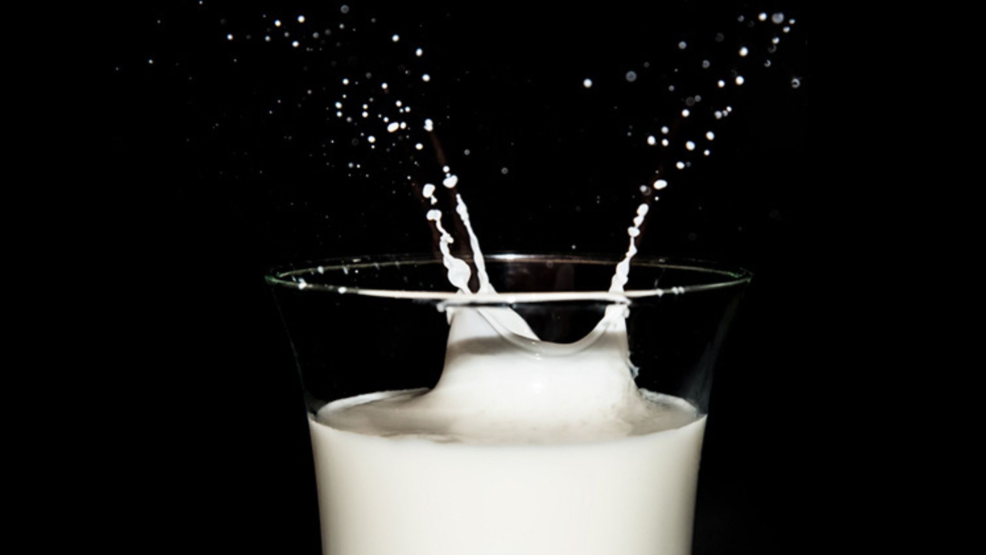 A intolerância à lactose é definida como a incapacidade de processar o açúcar presente em laticínios como leite, queijo e iogurte.