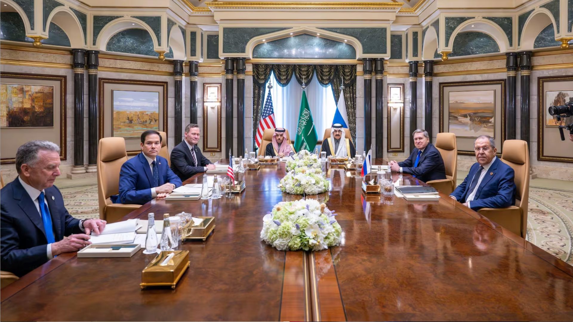 Representantes dos Estados Unidos e da Rússia se reuniram na Arábia Saudita para discutir um possível caminho para a paz na Ucrânia.