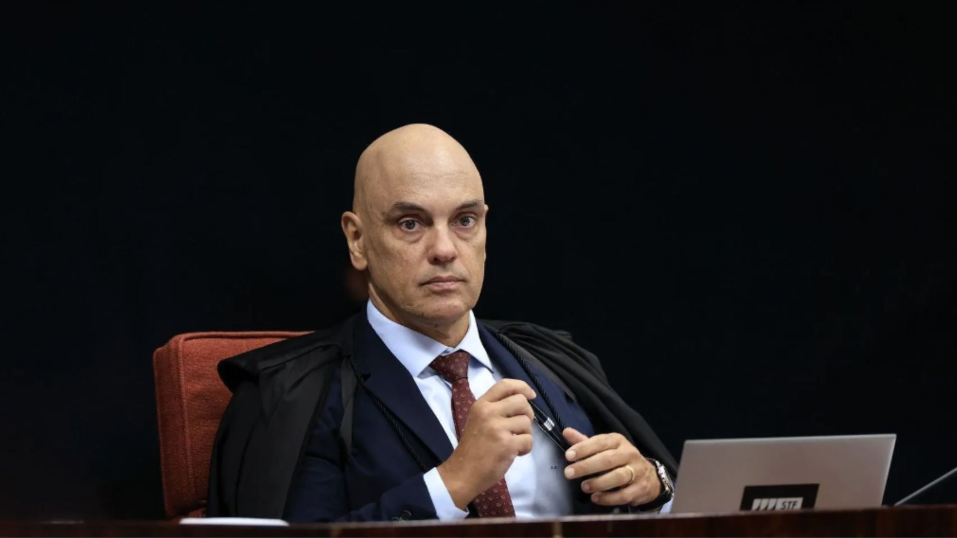 No post de Jason Miller, publicado no domingo (13), ele afirmou que Alexandre de Moraes “é a maior ameaça à democracia”.