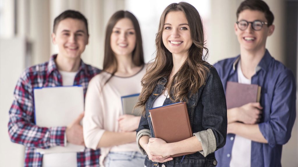Muitos estudantes têm direito a R$ 200/mês na conta e ainda não sabem disso