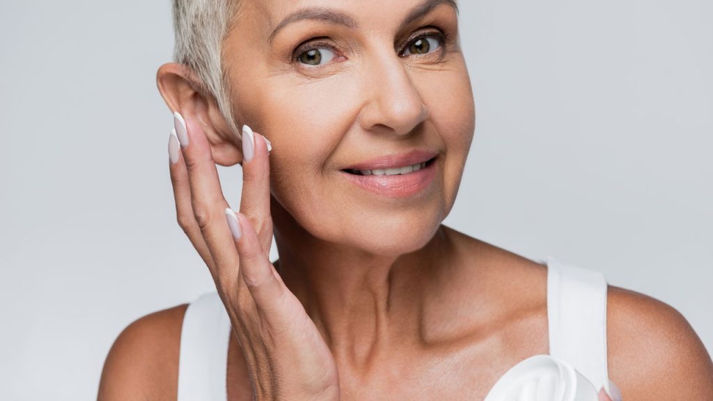 Skincare 50+: cuidados com a pele madura; estratégias para manter a saúde e vitalidade